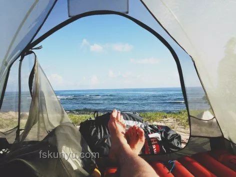 情侣露营遇困境，装备丢失与防范策略